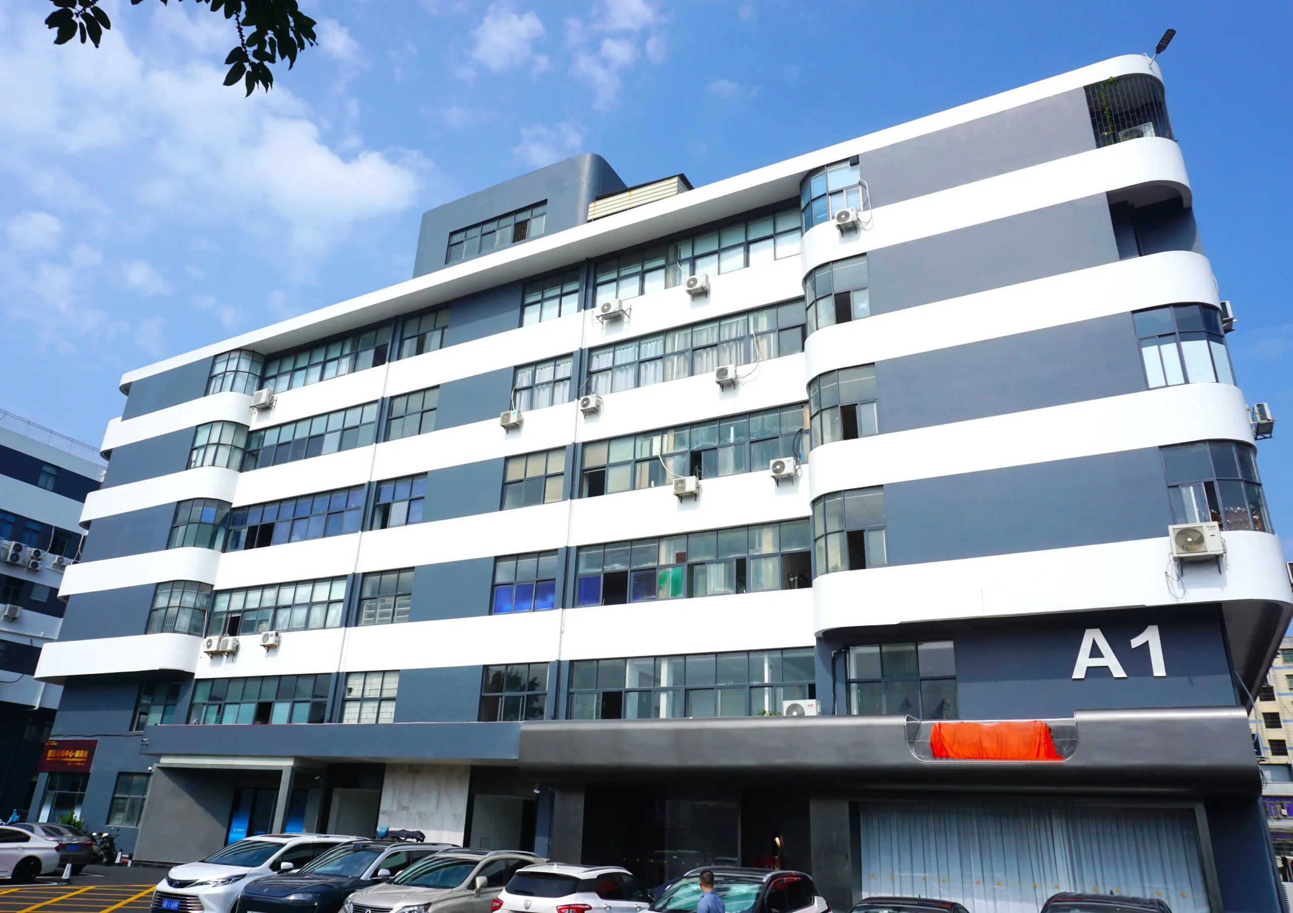 Exterior view of the PET CUSTOM manufacturing facility